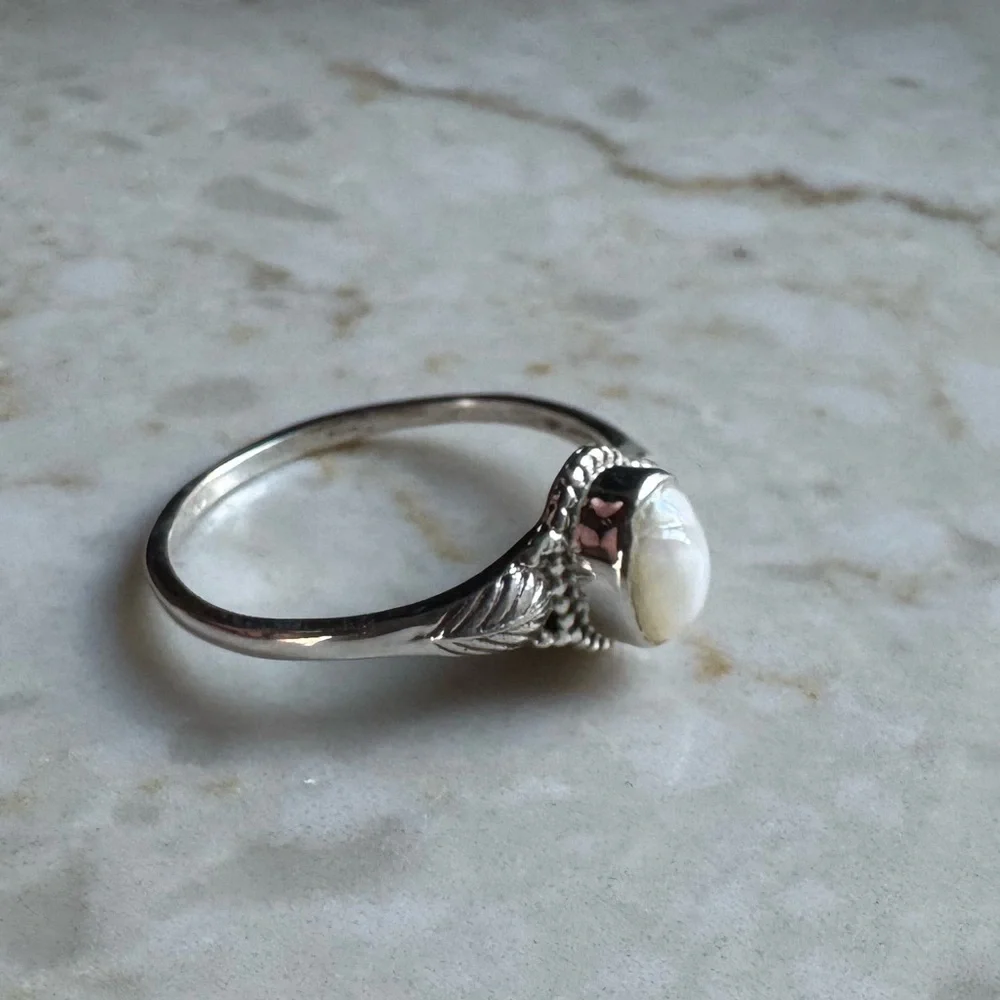 NWOT Sundance Moonlit Garden Ring, Mother of Pearl, Sterling Silver